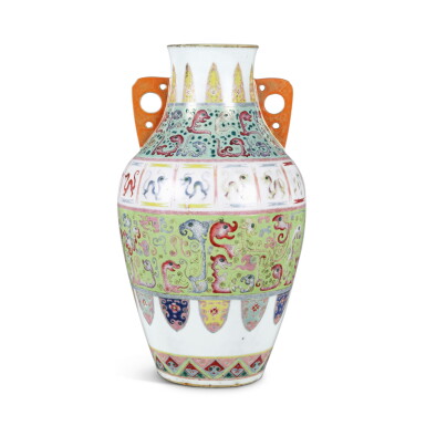 View full screen - View 1 of Lot 993. An archaistic famille-rose 'kuilong' handled vase, Late 19th / 20th century | 十九世紀末 / 二十世紀初 粉彩夔龍紋雙耳瓶.