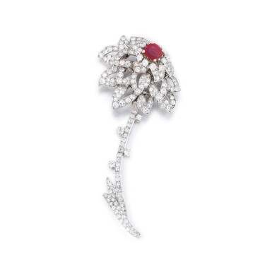 View full screen - View 1 of Lot 29. Broche rubis et diamants | Ruby and diamond brooch.