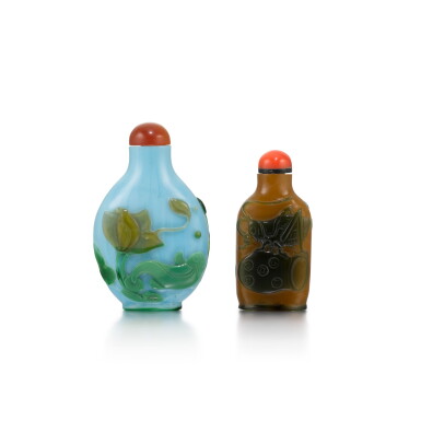 View full screen - View 1 of Lot 118. A green and brown overlay blue-glass 'lotus' snuff bottle and a green overlay brown glass 'cricket' snuff bottle 19th/20th century | 清十九/二十世紀 套料鼻烟壺一組兩件.