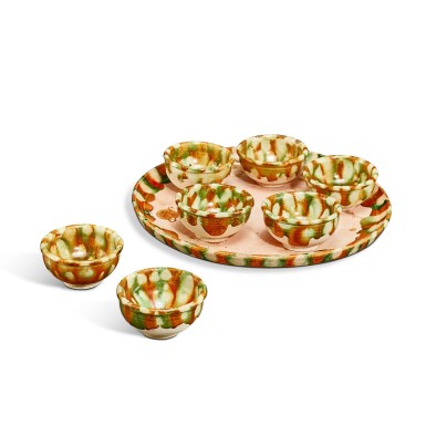 View full screen - View 1 of Lot 3447. A set of seven sancai-glazed wine cups and tray, Tang dynasty | 唐 三彩七星盤及酒盃.