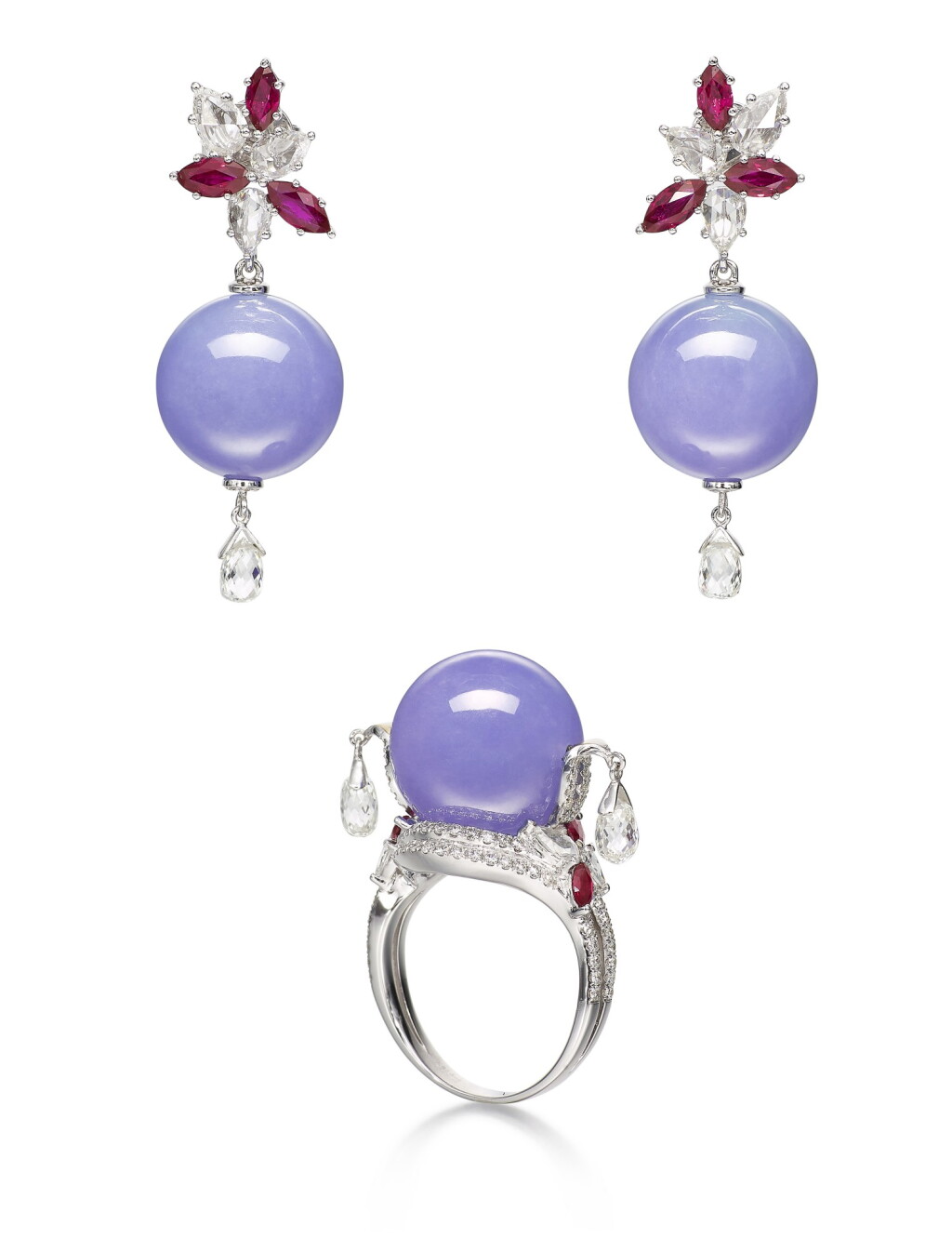 全螢幕檢視 - 查看1619LAVENDER JADEITE, DIAMOND AND RUBY DEMI PARURE | 天然紫羅蘭翡翠 配 鑽石 及 紅寶石 戒指及耳墜套裝的1