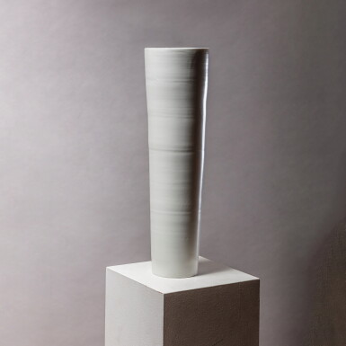 View full screen - View 1 of Lot 13. Kuroda Taizo (1946-2021) | Untitled White Porcelain (Tsutsu hanaire) | 2018.