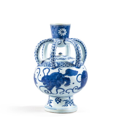 View full screen - View 1 of Lot 85. RARE ASPERSOIR EN PORCELAINE BLEU BLANC DYNASTIE MING, XVIE SIÈCLE | 明十六世紀 青花佛獅戲球紋花灑 | A rare blue and white 'Buddhist Lion' water sprinkler, Ming Dynasty, 16th century .