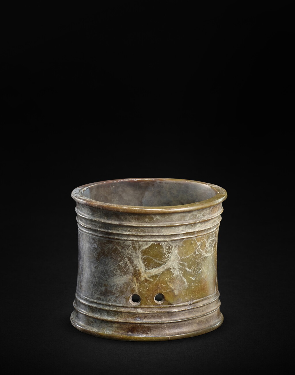 View full screen - View 1 of Lot 946. A celadon jade bracelet, Late Shang dynasty | 商晚期 弦紋玉鐲.