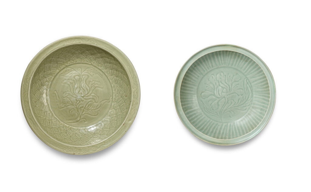 全萤幕检视 - 查看17Two large Longquan celadon dishes, Early Ming dynasty | 明初 龍泉青釉折枝蓮紋折沿大盤一組兩件的1