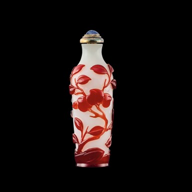 View full screen - View 1 of Lot 1018. A ruby-red overlay glass 'peach and chime' snuff bottle, Qing dynasty, 19th century | 清十九世紀 涅白地套寶石紅料慶壽鼻煙壺.