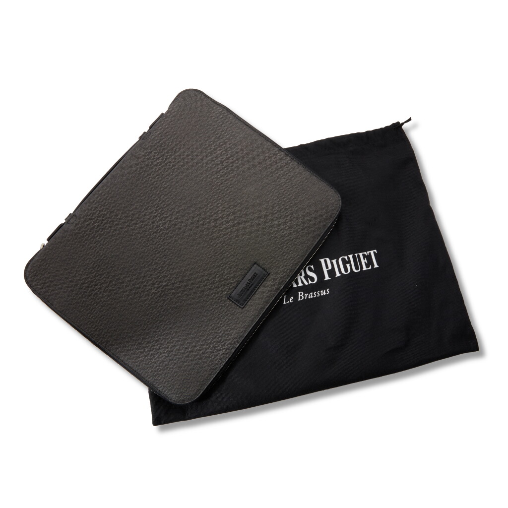 View full screen - View 1 of Lot 290. A laptop case.