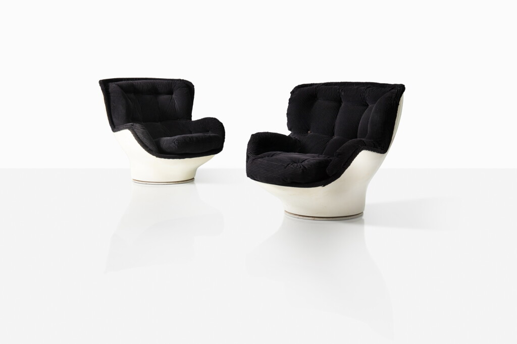View full screen - View 1 of Lot 159. Paire de fauteuils Yoga.