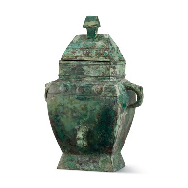 View full screen - View 1 of Lot 30. An inscribed archaic bronze ritual wine vessel and cover (Fanglei), Late Shang / Early Western Zhou dynasty | 商末 / 西周初 冉方罍.