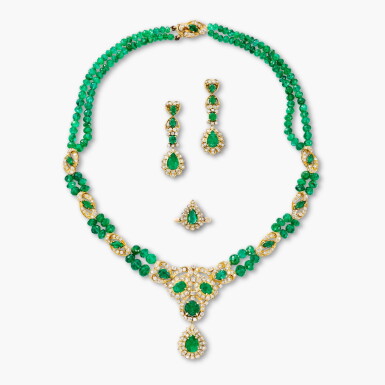 View full screen - View 1 of Lot 1523. Emerald and Diamond Parure | 祖母綠 配 鑽石 項鏈 配 耳環 及 戒指 套裝.