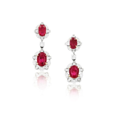 View full screen - View 1 of Lot 256. Paire de pendants d'oreille rubis et diamants | Pair of ruby and diamond pendent earrings.