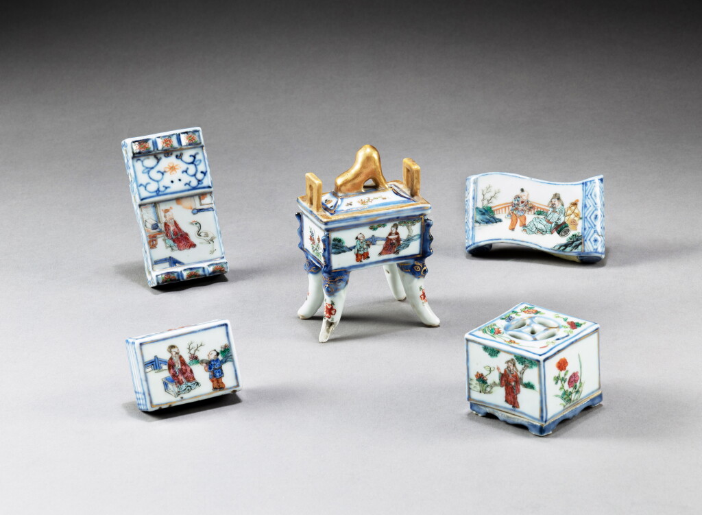 View full screen - View 1 of Lot 226. A group of five blue and white and famille rose scholar's implements, Qing dynasty, 19th century | 清十九世紀 青花粉彩文房器一組五件 .