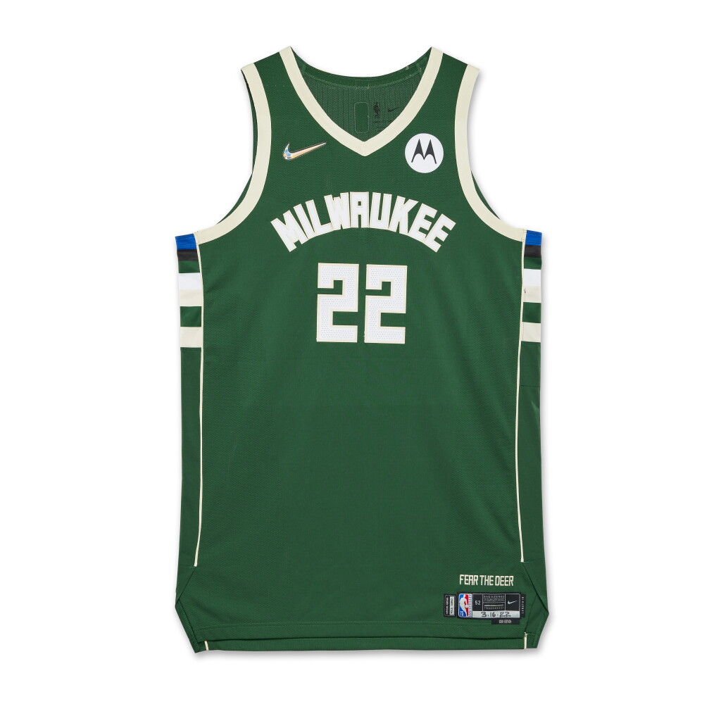 全螢幕檢視 - 查看62Khris Middleton Milwaukee Bucks 2021-2022 Game Worn Icon Edition Jersey的1
