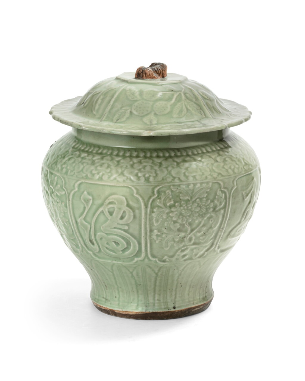 View full screen - View 1 of Lot 55. A large longquan celadon auspicious jar and cover Yuan-early Ming dynasties, 14th-15th century | 元至明早期 十四至十五世紀 龍泉窰青釉金玉滿堂蓋罐.