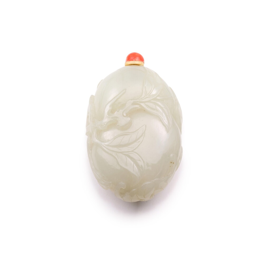 View full screen - View 1 of Lot 253. A WHITE JADE 'PEACH' SNUFF BOTTLE, QING DYNASTY, 19TH CENTURY 清十九世紀 白玉壽桃形鼻烟壺.