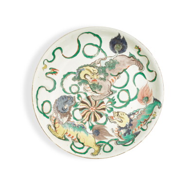 View full screen - View 1 of Lot 656. A famille-verte 'Buddhist lion' dish, Qing dynasty, Kangxi period | 清康熙 五彩佛獅戲球圖盤.