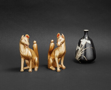 View full screen - View 1 of Lot 239. Paire de renards kitsune en laque doré et vase en grès à décor de lys Japon, XIXE-XXE siècle | 日本 十九至二十世紀 漆金狐狸一對 及 黒地彩繪菖蒲酒瓶 | A pair of gilt-lacquer foxes, kitsune, and a black-glazed stoneware 'Lilies' vase, Japan, 19th-20th century.