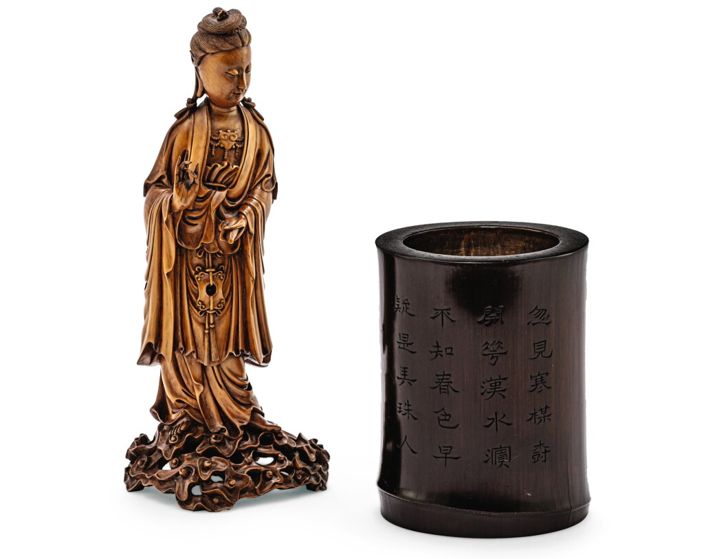 View full screen - View 1 of Lot 83. POT À PINCEAUX EN BAMBOU ET STATUETTE DE GUANYIN EN BOIS SCULPTÉ DYNASTIE QING, XVIIIE-XIXE SIÈCLE | 清十八至十九世紀 竹雕題詩開光觀音圖筆筒 及 清十八至十九世紀 木雕觀音立像 | A inscribed bamboo brush pot and a carved wood figure of Guanyin, Qing Dynasty, 18th/19th century.
