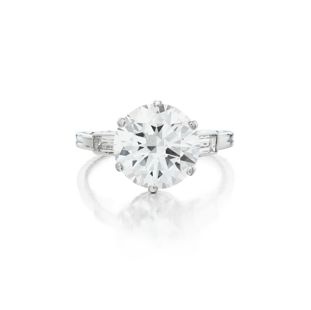 View full screen - View 1 of Lot 8. Diamond Ring .