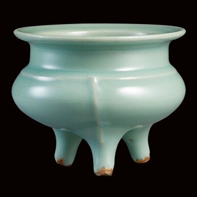 View full screen - View 1 of Lot 100. A LONGQUAN CELADON TRIPOD INCENSE BURNER SOUTHERN SONG DYNASTY | 南宋 龍泉青釉鬲式爐.