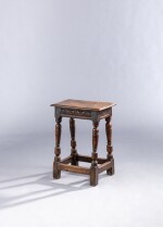 Tabouret en chêne mouluré et sculpté, travail anglais, XVIIe siècle