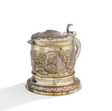 View full screen - View 1 of Lot 208. A GERMAN PARCEL-GILT SILVER TANKARD, BY JOHANN PAUL SCHMIDT, LEIPZIG, CIRCA 1690 | CHOPE EN ARGENT ET VERMEIL, PAR JOHANN PAUL SCHMIDT, LEIPZIG, VERS 1690.