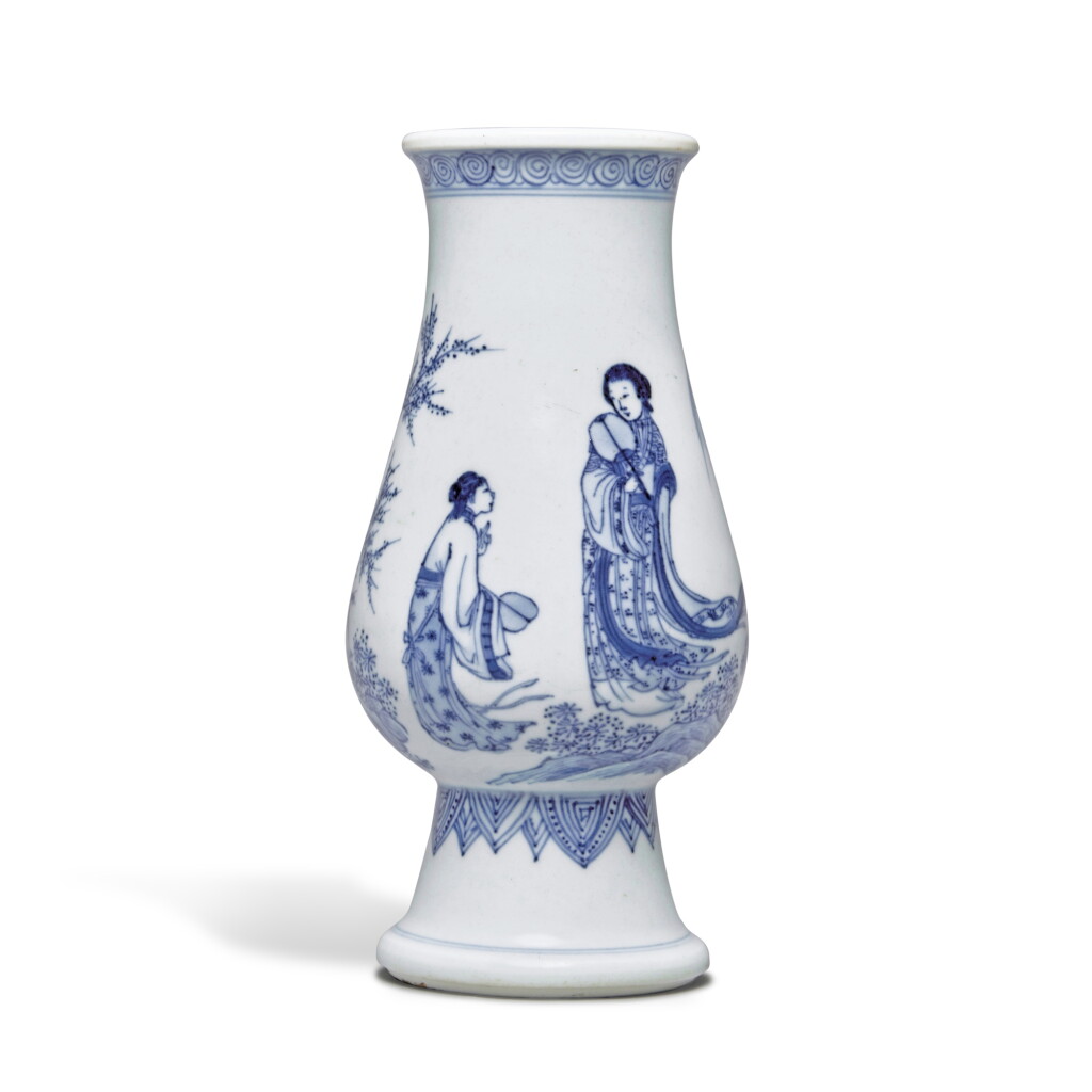 Voir en plein écran - Voir 1 du lot 321. A blue and white 'lady and attendant' pear-shaped vase, Qing dynasty, Kangxi period | 清康熙 青花仕女圖琵琶尊.