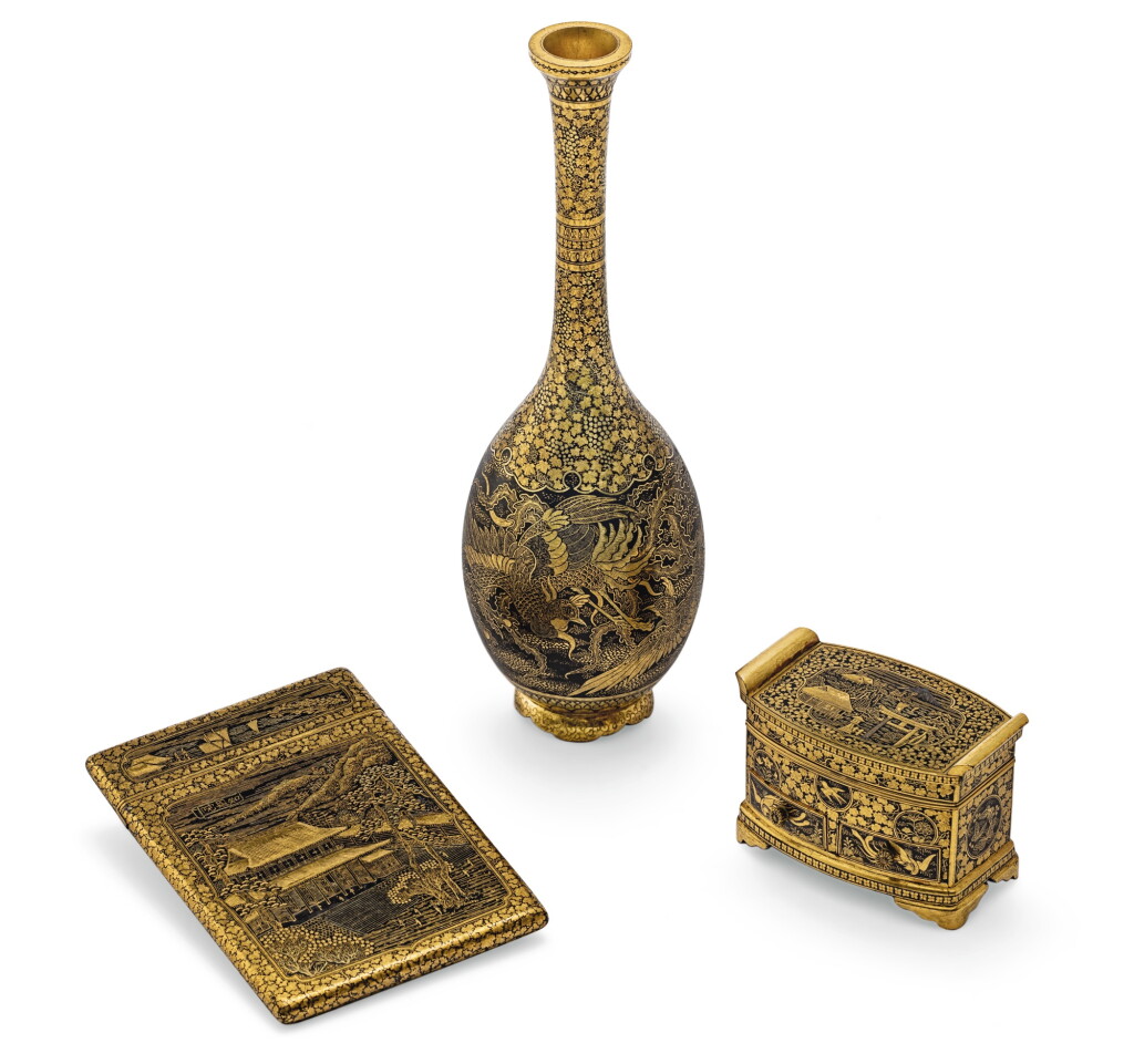 View full screen - View 1 of Lot 118. ENSEMBLE DE TROIS PIÈCES EN FER NIELLÉ DE L'ÉCOLE DE KOMAI JAPON, PÉRIODE MEIJI | 日本 明治時期 京都駒井作錯金銀井作坊製錯金銀器一組三件 |Three gold and silver filigree works of art from the Komai workshop, Kyoto, Japan, Meiji period.