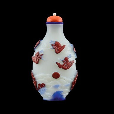 View full screen - View 1 of Lot 1006. A cinnabar-red and blue overlay glass 'cranes' snuff bottle, Yangzhou school, Qing dynasty, 19th century | 清十九世紀 揚州作涅白地套雙色料瑞鶴紋鼻煙壺.