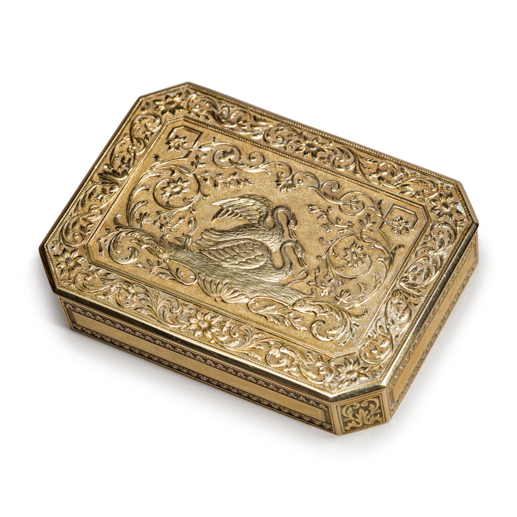 View full screen - View 1 of Lot 334. AN AUSTRIAN GOLD SNUFF BOX, RETAILED BY M. MUNK, LATE 19TH CENTURY.