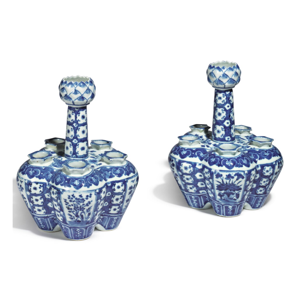 View full screen - View 1 of Lot 476. A PAIR OF CHINESE EXPORT BLUE AND WHITE TULIP VASES, LATE QING DYNASTY.