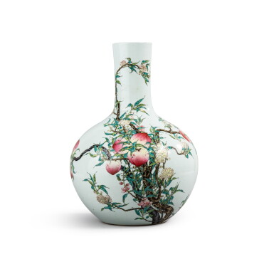 View full screen - View 1 of Lot 223. A famille rose 'peach' vase, tianqiuping Qing dynasty, 19th century | 清十九世紀 粉彩九桃紋天球瓶《大清乾隆年製》仿款.