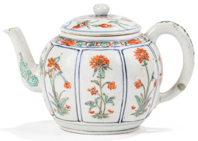 View full screen - View 1 of Lot 182. THÉIÈRE COUVERTE EN PORCELAINE KAKIEMON JAPON, ÉPOQUE EDO, FIN DU XVIIE SIÈCLE | A Kakiemon teapot and cover, Japan, Edo period, late 17th century .