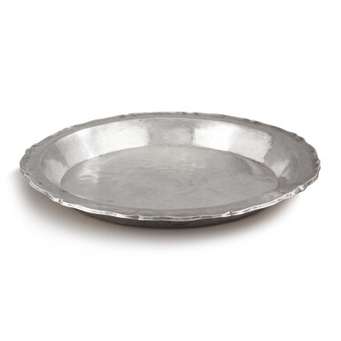 View full screen - View 1 of Lot 296. A large circular South American silver dish, probably Bolivia, unmarked, circa 1800 | Grand plat rond en argent, Amérique du Sud, probablement Bolivie, non poinçonné, vers 1800,.