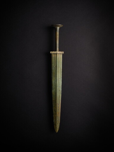 View full screen - View 1 of Lot 3617. A rare gold-inlaid bronze sword, Eastern Zhou dynasty, Warring States period | 東周戰國 銅錯金夔紋劍.