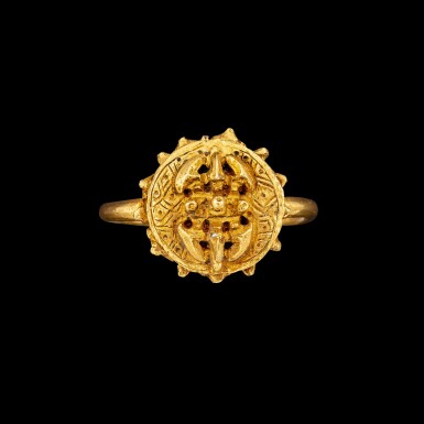 View full screen - View 1 of Lot 1089. A gold repoussé 'double vajra' ring Tibet or Nepal, 19th century | 十九世紀 西藏或尼泊爾 金剛杵紋金戒指.
