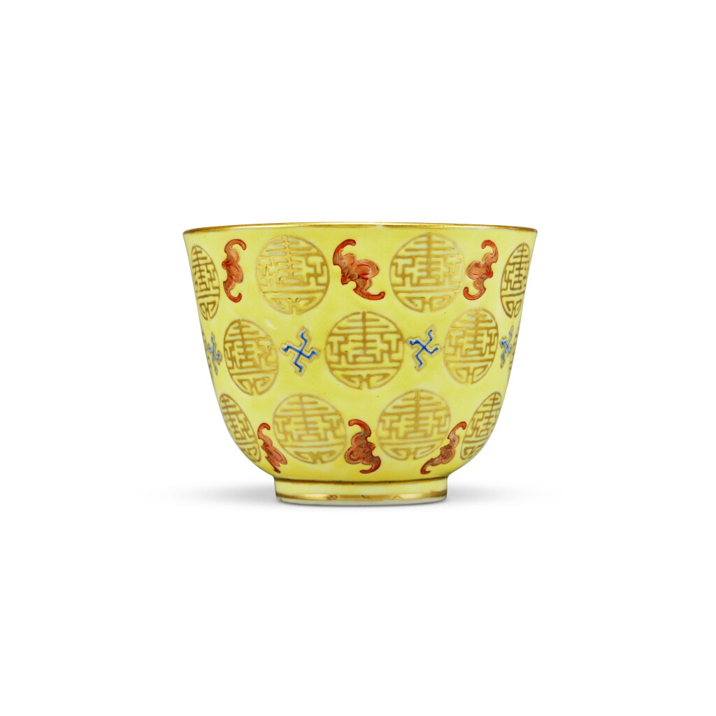 View full screen - View 1 of Lot 1006. A gilt-decorated yellow-ground famille-rose 'bats and shou' cup, Mark and period of Tongzhi | 清同治 黃地粉彩福壽萬年紋盃 《同治年製》款 .