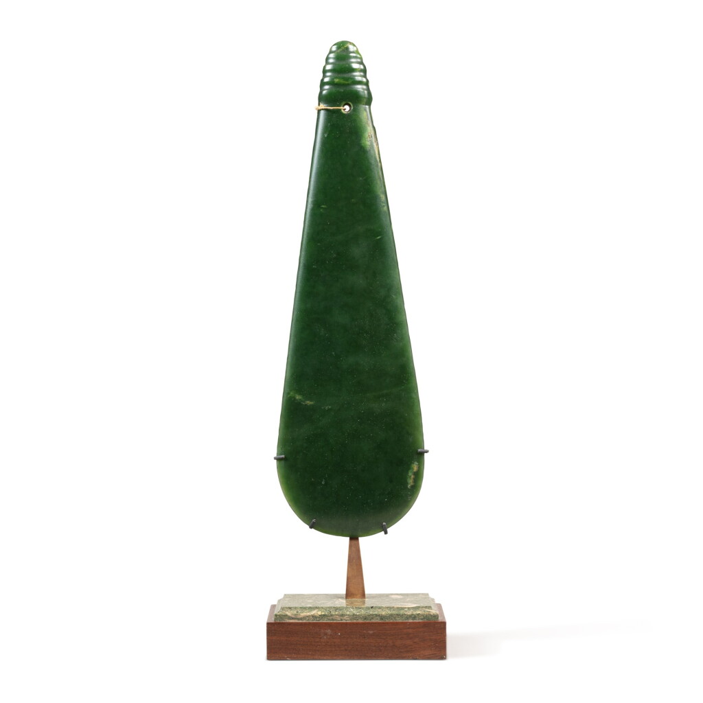 View full screen - View 1 of Lot 123. Nephrite club Mere Pounamu, Maori, New Zealand | Massue mere pounamu, Maori, Nouvelle-Zélande .