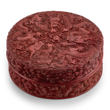 View full screen - View 1 of Lot 112. Belle boîte couverte en laque cinabre sculpté à décor de dragons Dynastie Qing, époque Qianlong | 清乾隆 剔紅遊龍趕珠紋圓蓋盒 | A carved red-lacquer circular 'dragon' box and cover, Qing Dynasty, Qianlong period.