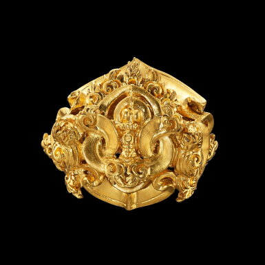 View full screen - View 1 of Lot 1040. An elaborate solid gold ribbon ornament Java, Indonesia, 7th - 12th century | 印尼爪哇 七至十二世紀 金扣.