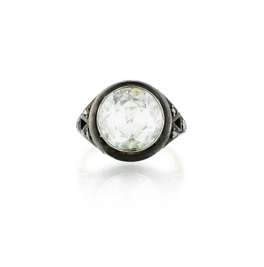 View full screen - View 1 of Lot 45. Bague diamant | Diamond ring.