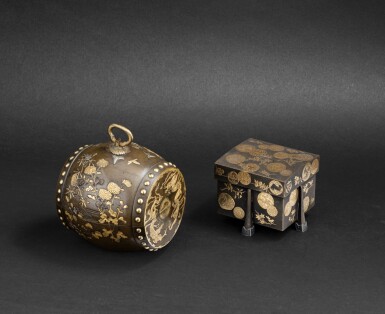 View full screen - View 1 of Lot 248. Karabitsu miniature en laque et tebako tonneau en métal Japon, époque Edo - époque Meiji | 日本 江戶至明治時期 平蒔繪漆蓋盒 及 銅鼓式蓋盒 「京都 熊谷造」款 | A hiramaki-e lacquer karabitsu and a drum-shaped inlaid bronze tebako, Japan, Edo period - Meiji period.