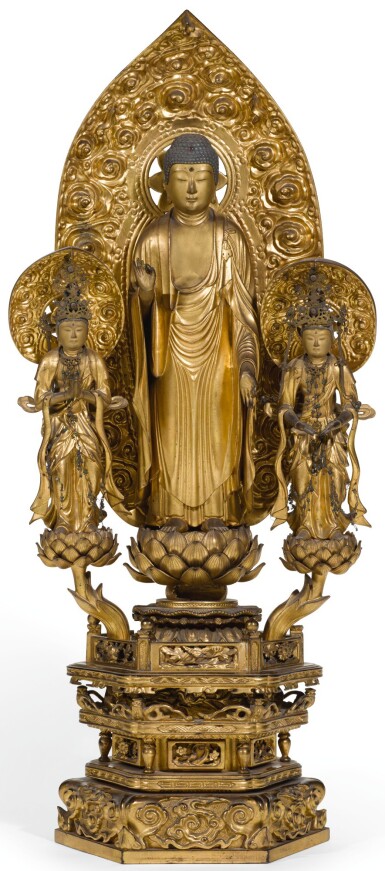 View full screen - View 1 of Lot 32. A GILT WOOD SCULPTURE OF AN AMIDA TRIAD, EDO PERIOD, 19TH CENTURY.