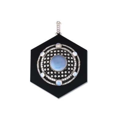 View full screen - View 1 of Lot 85. Pendentif onyx, pierres de lune et diamants | Onyx, moonstone and diamond pendant.