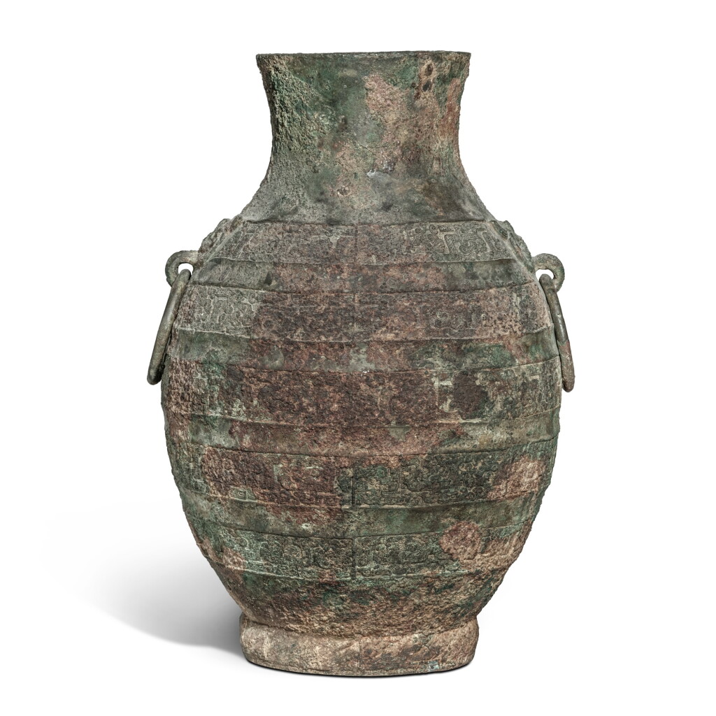View full screen - View 1 of Lot 625. An archaic bronze ritual wine vessel (Hu), Late Spring and Autumn period / early Warring States period | 春秋末 / 戰國初 青銅交龍紋鋪首耳壺.