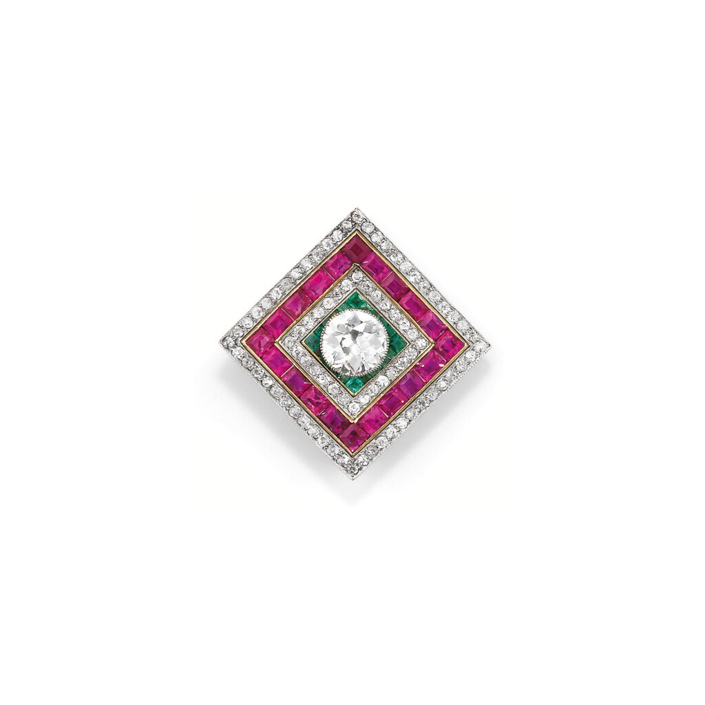 View full screen - View 1 of Lot 31. BROCHE/PENDENTIF ÉMERAUDES, RUBIS ET DIAMANTS, VERS 1930 | EMERALD, RUBY AND DIAMOND BROOCH/PENDANT, 1930S.