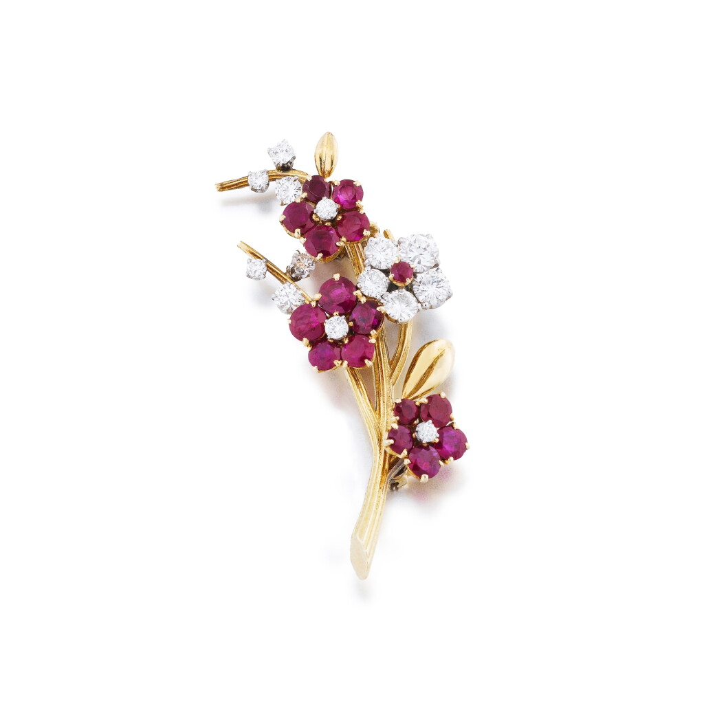 View full screen - View 1 of Lot 109. Broche et rubis et diamant | Ruby and diamond brooch.