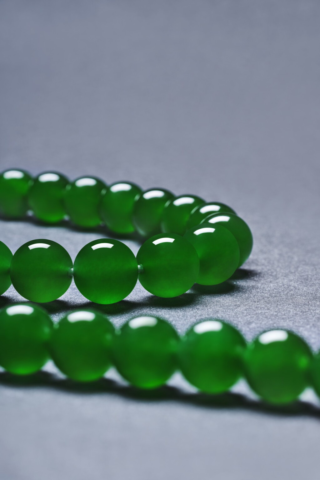 View full screen - View 1 of Lot 1662. AN EXTREMELY RARE AND EXCEPTIONAL “IMPERIAL GREEN” JADEITE BEAD AND DIAMOND NECKLACE | 稀世翠寶 天然「帝王綠」翡翠珠 配 鑽石 項鏈.