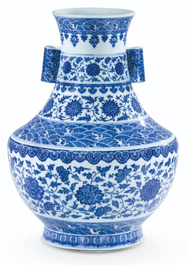 View full screen - View 1 of Lot 12. RARE GRAND VASE 'LOTUS' EN PORCELAINE BLEU BLANC MARQUE EN CACHET ET ÉPOQUE QIANLONG | 清乾隆 青花纏枝花卉海水紋折肩貫耳壼 《大清乾隆年製》款 | A rare large blue and white 'lotus' vase, seal mark and period of Qianlong.