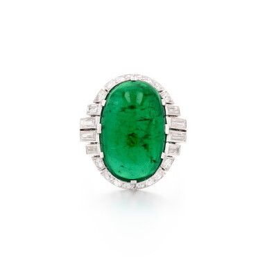 View full screen - View 1 of Lot 95. Bague émeraude et diamants | Emerald and diamond ring.